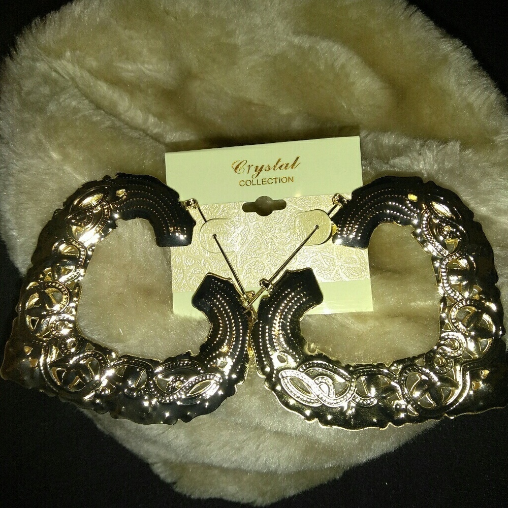 Brand new beautiful gold fashionable earrings